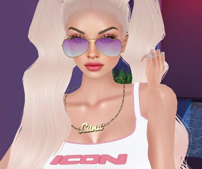 Custom champagne gold name necklace worn by an IMVU avatar